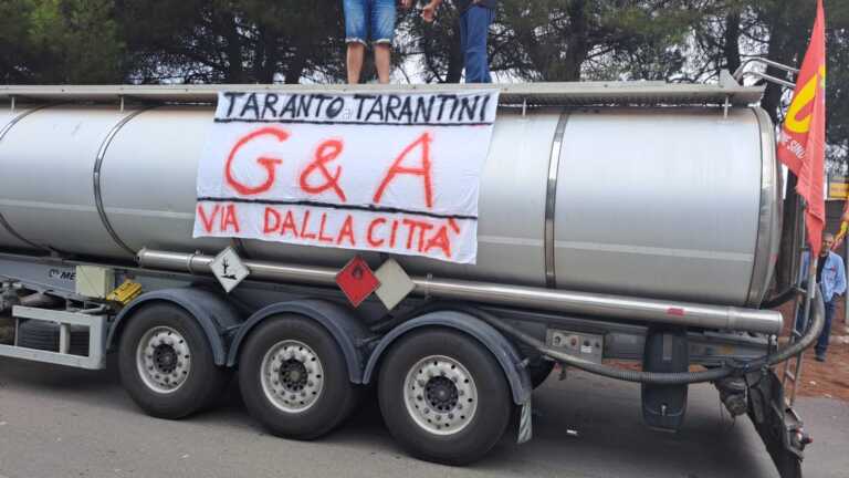 Taranto, 80 tir in presidio all’Eni: «Qui restano i veleni, il lavoro viene portato via» – FOTO