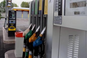 Galleria foto 'Prezzi benzina e diesel su oggi in Italia, è prima volta da agosto' - foto 1