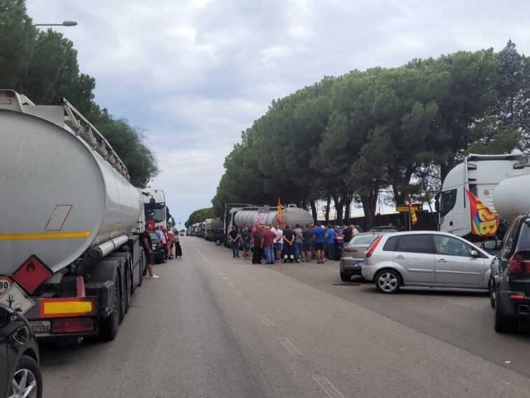 Prosegue la protesta dei Tir all’Eni di Taranto: distributori a secco