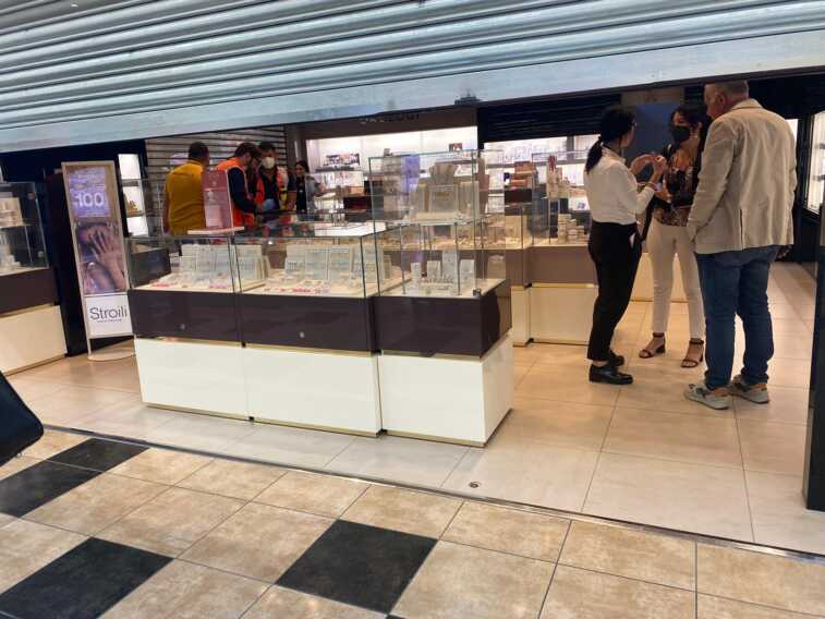 Brindisi, rapina in una gioielleria del centro commerciale “Le Colonne”: portati via diamanti
