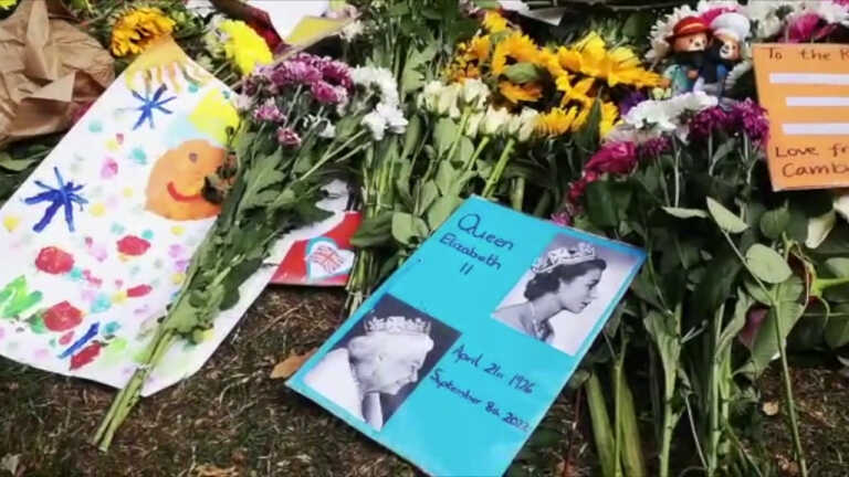 Galleria foto 'Regina Elisabetta, folla commossa a Hyde Park per i funerali' - foto 1