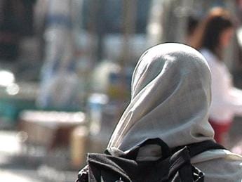 Galleria foto 'Roma, prof taglia ciocca di capelli a studentessa iraniana' - foto 1