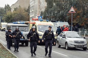 Galleria foto 'Russia, almeno 17 le vittime nella sparatoria a scuola' - foto 1