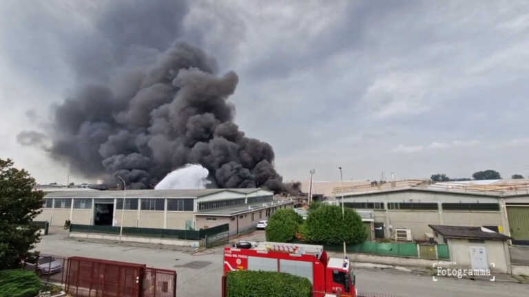 Galleria foto 'San Giuliano Milanese, incendio devasta azienda' - foto 1