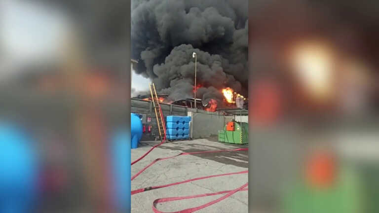 Galleria foto 'San Giuliano Milanese, Maxi incendio in azienda chimica. Alcuni feriti' - foto 1