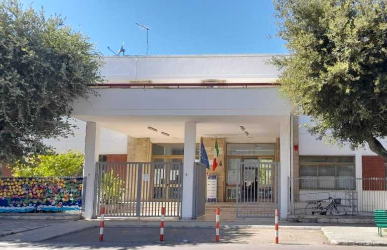 Nardò, bimbo disabile fa lezione in corridoio: il Comune trasferisce l’intera classe