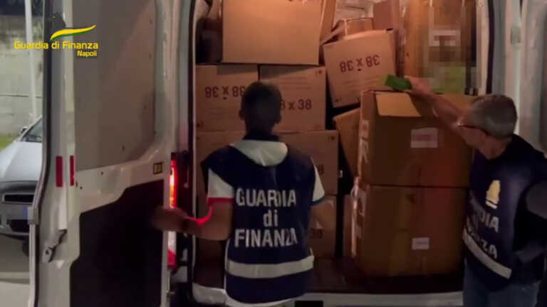 Galleria foto 'Sequestro di 1,5 tonnellate di tabacco nel napoletano, 3 arresti' - foto 1