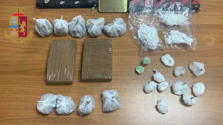Droga in un tombino nella Città vecchia a Taranto: sequestrati 2 kg di cocaina ed eroina