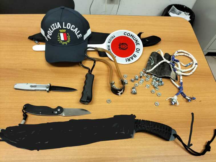 Bari, lancia bulloni con una fionda e minaccia un agente col machete: arrestato 50enne
