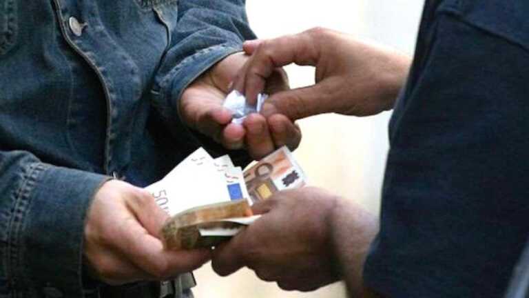 Un “quarto” di cocaina a soli 20 euro: la droga dilaga tra giovani e casalinghe