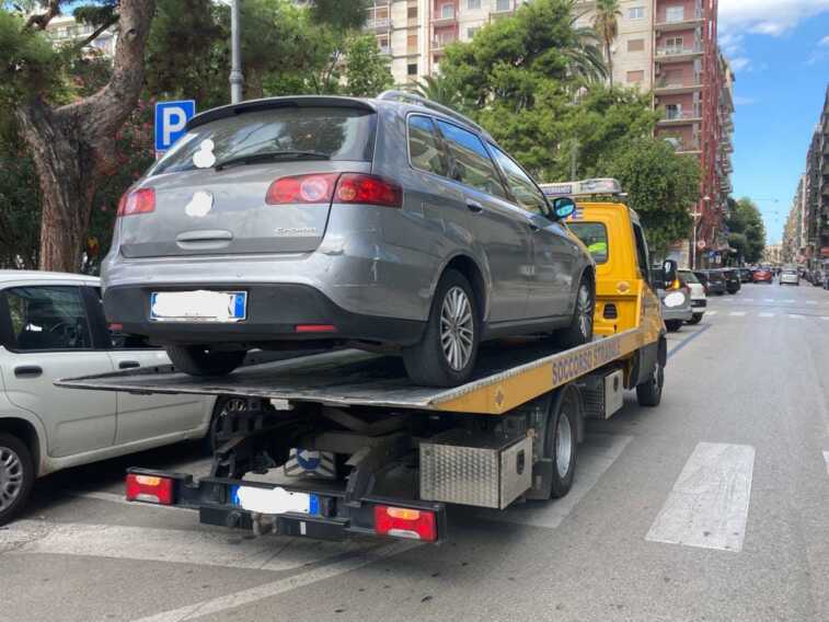 Galleria foto 'Bari, tassista abusivo sorpreso in piazza Moro: patente ritirata e mezzo sequestrato' - foto 1
