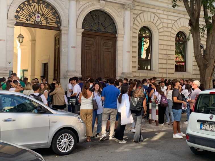 Galleria foto 'Medicina: oltre 3mila studenti ai test d’ingresso in Puglia' - foto 1