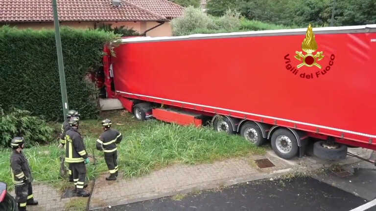 Galleria foto 'Tir finisce nel giardino di una villa nel torinese, nessun ferito' - foto 1