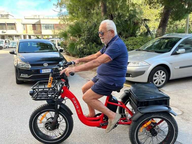 Bari, rubano il triciclo a un malato di Parkinson. Il figlio: «Aiutateci a recuperarlo»