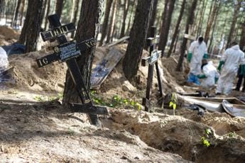 Galleria foto 'Ucraina, a Izium esumati 263 corpi: due sono bambini' - foto 1