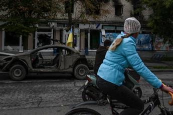 Galleria foto 'Ucraina, Kiev accusa Russia: “Fossa comune a Izyum, oltre 400 morti”' - foto 1