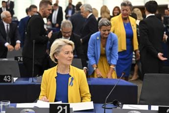 Galleria foto 'Ucraina, von der Leyen in giallo e blu a Strasburgo' - foto 1