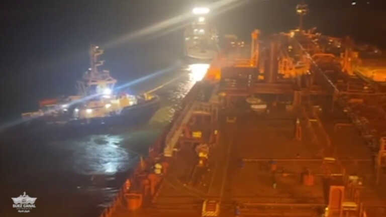 Galleria foto 'Una petroliera si arena nel Canale di Suez, le immagini' - foto 1