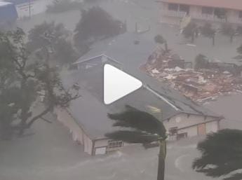 Galleria foto 'Uragano Ian in Florida, acqua trascina via case – Video' - foto 1