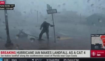 Galleria foto 'Uragano Ian in Florida, giornalista (quasi) vola via – Video' - foto 1