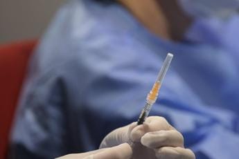 Galleria foto 'Vaccini aggiornati, Gismondo: “Solo a fragili e over 75, inutile ad altri”' - foto 1