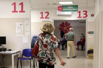 Galleria foto 'Vaccini Covid aggiornati, al via oggi prenotazioni con i bivalenti' - foto 1