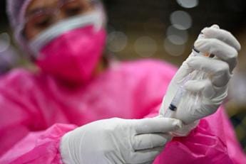 Galleria foto 'Vaccini Covid aggiornati e booster, prenotazioni al via da lunedì 12 settembre' - foto 1