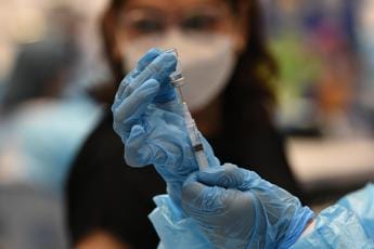 Galleria foto 'Vaccini Covid aggiornati, lunedì 12 settembre al via prenotazioni: ecco chi può farli' - foto 1
