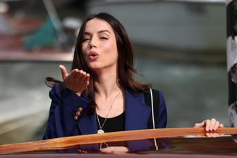 Galleria foto 'Venezia 2022, Ana De Armas è arrivata: il Lido rivive il mito di Marilyn' - foto 1