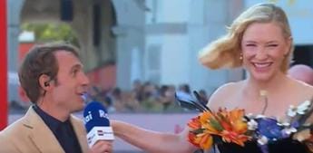 Galleria foto 'Venezia 2022, il giornalista travolto da Cate Blanchett diventa eroe sui social' - foto 1