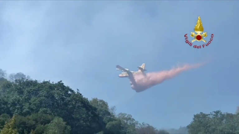 Galleria foto 'Violento incendio sulle colline di Orbetello, canadair in azione' - foto 1