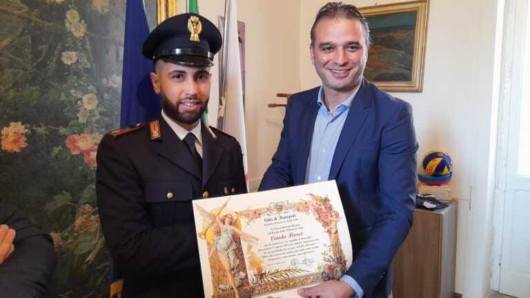 Salvò 5 persone mentre la barca affondava: poliziotto premiato a Monopoli