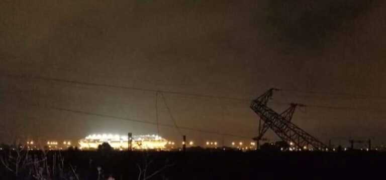 Galleria foto 'Bari, crolla un traliccio dell’alta tensione: paura nei pressi del San Nicola – VIDEO' - foto 1