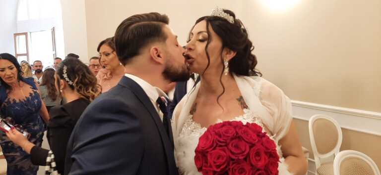 Jessica, la cantante trans neomelodica, sposa Angelo a Foggia che diventa la città dei “Diritti”
