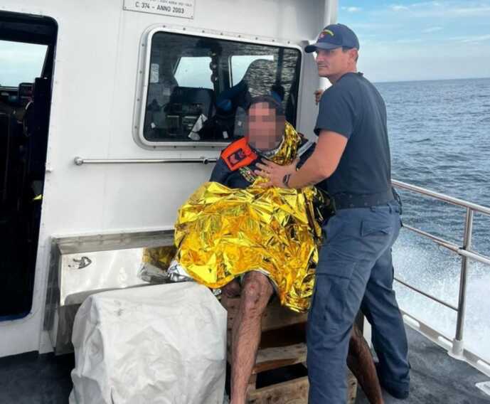Galleria foto 'Ugento, 57enne si tuffa in mare ma non riesce a tornare a riva: salvato dopo due ore' - foto 1