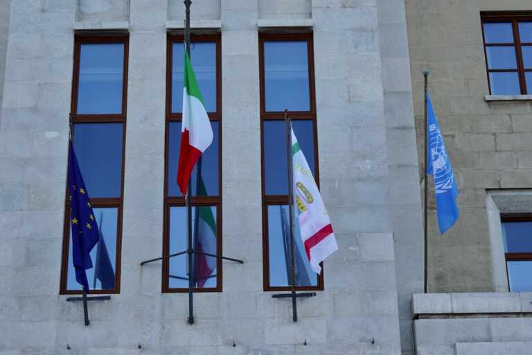 Galleria foto 'La bandiera dell’Onu sui palazzi delle Istituzioni a Bari per la Giornata delle Nazioni unite' - foto 1