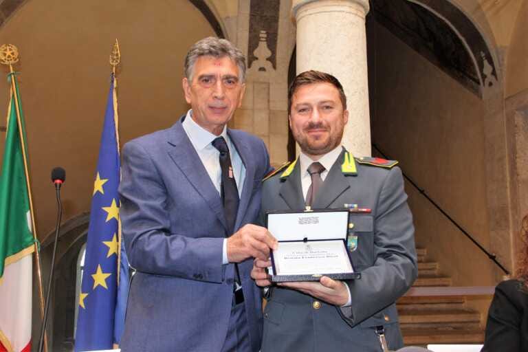 Salvò i passeggeri del traghetto in fiamme nell’Adriatico: premiato finanziere barlettano