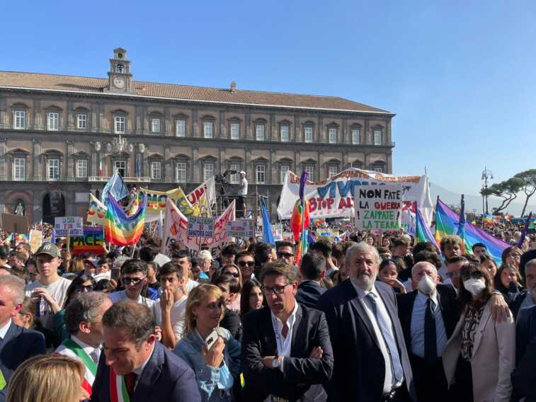 Emiliano a Napoli per la marcia della pace: «In piazza le speranze di un’intera generazione» – FOTO e VIDEO