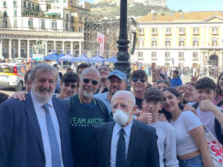 Galleria foto 'Emiliano a Napoli per la marcia della pace: «In piazza le speranze di un’intera generazione» – FOTO e VIDEO' - foto 6