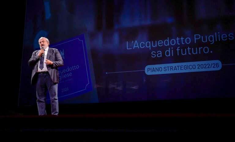 Emiliano alla presentazione del Piano strategico di Aqp: «L’azienda deve restare pubblica» – VIDEO