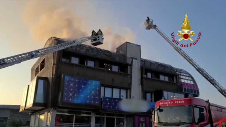 Galleria foto 'A fuoco la copertura di un’attività commerciale a Castelfranco Veneto' - foto 1