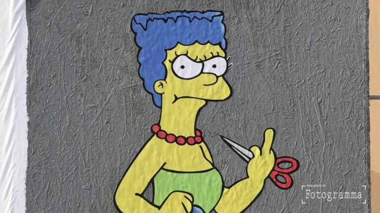 Galleria foto 'A Milano riappare il murale di Marge Simpson che si taglia i capelli' - foto 1
