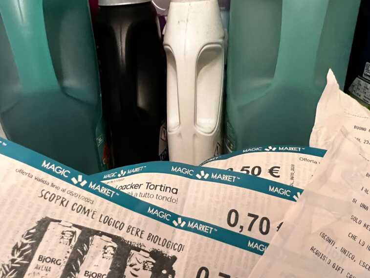 Niente festa per il matrimonio e acquisti solo in offerta: come sopravvive alla crisi una giovane coppia