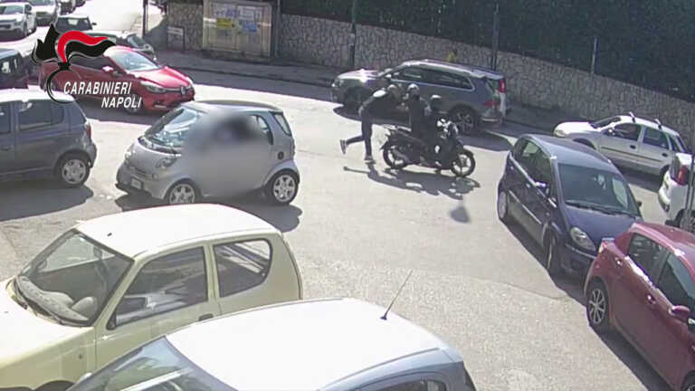 Galleria foto 'Afragola, carabiniere libero dal servizio sventa rapina in tabaccheria' - foto 1