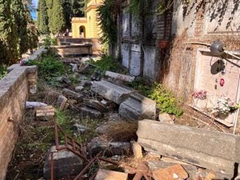 Galleria foto 'Al Verano tombe distrutte e inaccessibili, Sbai annuncia esposto' - foto 1