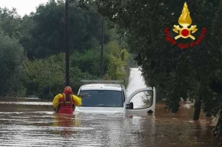 Galleria foto 'Maltempo, strade e campi allagati nel Brindisino: Vigili del fuoco soccorrono automobilisti' - foto 1