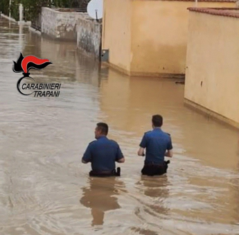 Galleria foto 'Allagamenti nel trapanese, Carabiieri soccorrono famiglie' - foto 1