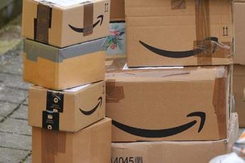Galleria foto 'Amazon contro le recensioni false, prima denuncia penale in Italia' - foto 1
