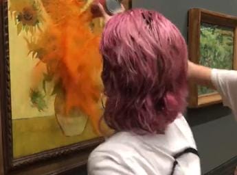 Galleria foto 'Ambientalisti contro i Girasoli di van Gogh, pomodoro sul quadro – Video' - foto 1
