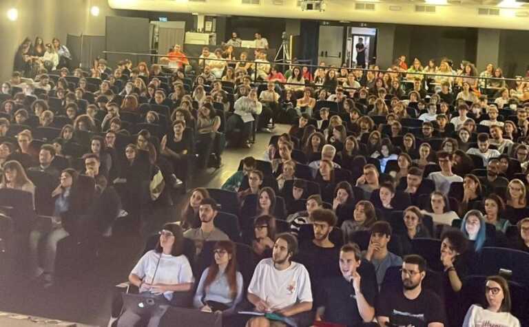 Costretti alla Dad perché c’è il musical. La rabbia degli studenti del Dams di Bari